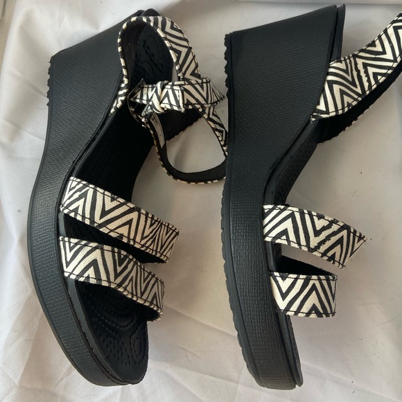 Crocs Black and White Geometric Women's Wedge Sandals size 8 - Picture 6 of 12